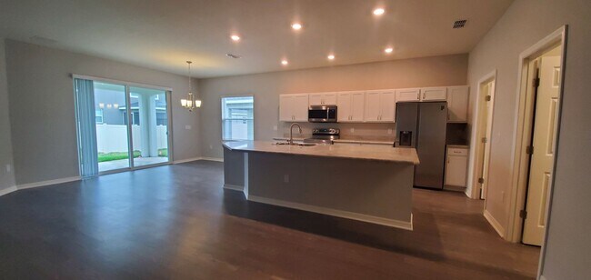 Building Photo - 4-Bedroom, 2.5-Bathroom in Winter Haven