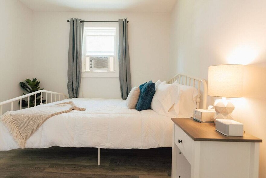 Building Photo - 905 Hill St