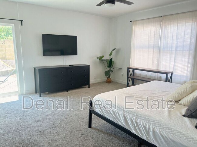 Building Photo - 1759 N Spring Cir