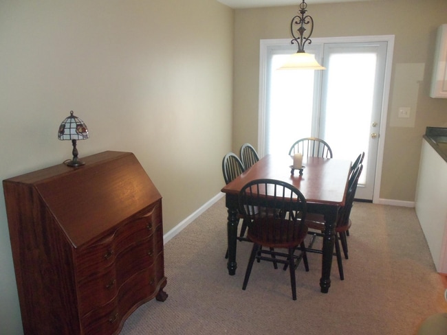 Building Photo - 2 BR Townhouse