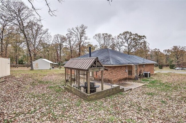 Building Photo - Country living but not too far