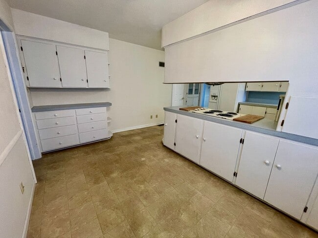 Building Photo - 1805 S Valley Rd Ave