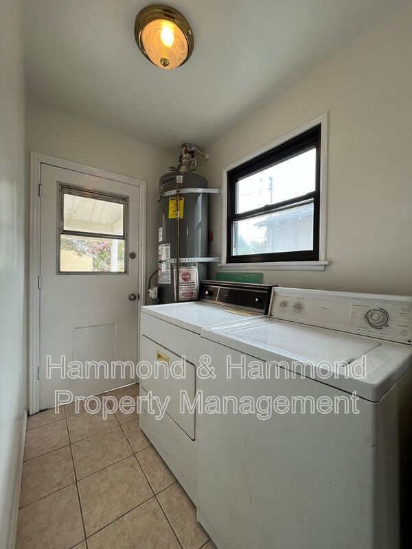 Building Photo - 18003 Saticoy St