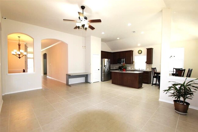 Building Photo - 2515 Golfcrest Dr