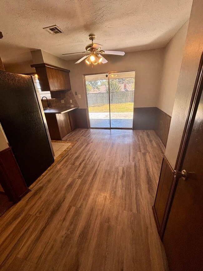 Building Photo - Spacious 3 bedroom, 2 bathroom home availa...