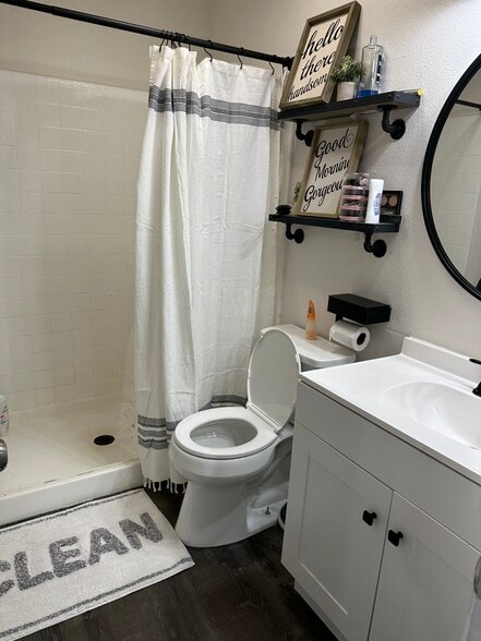 Second restroom in the master room - 722 W Vineyard Ave