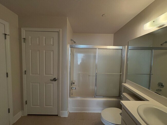 Building Photo - 490 Poplar St