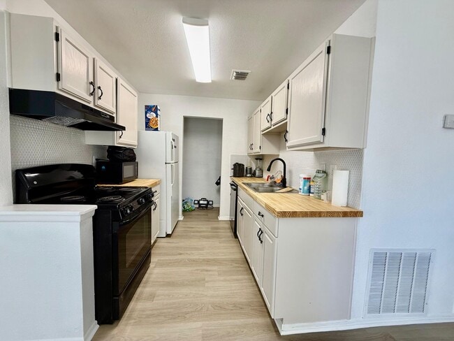 Building Photo - Move-In Ready! Stunningly Remodeled 2-Bedr...