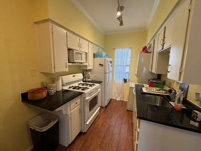 Building Photo - 303 W 35th St