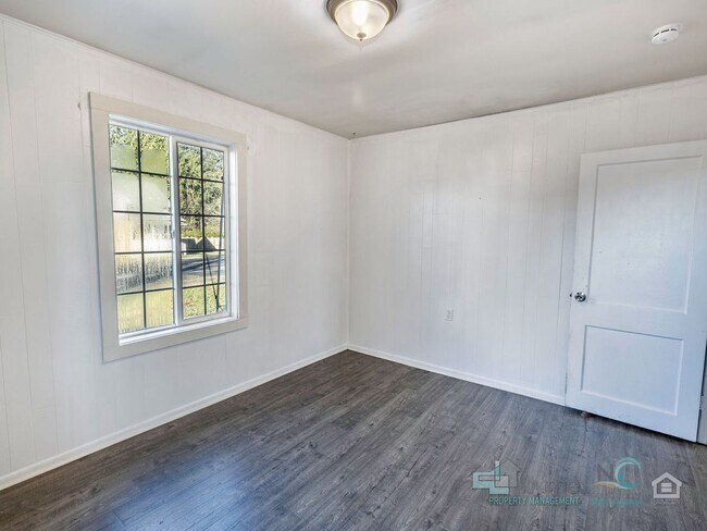 Building Photo - Beautiful River-View Home Near Downtown Warrenton