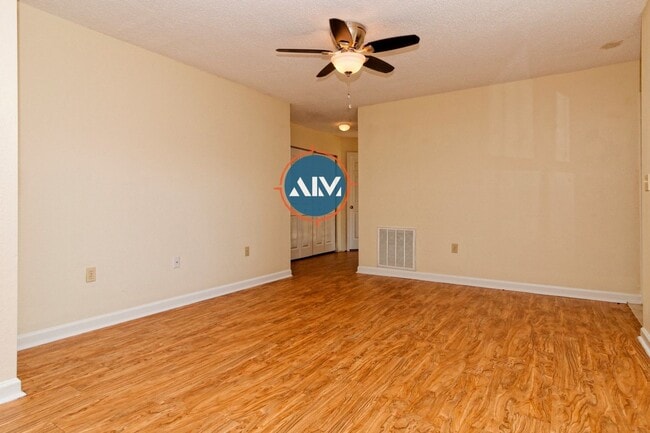 Building Photo - Charming First-Floor Condo with Pond Views at The Estate at Westbury