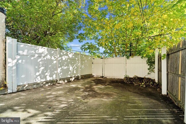 Building Photo - 605 N 34th St