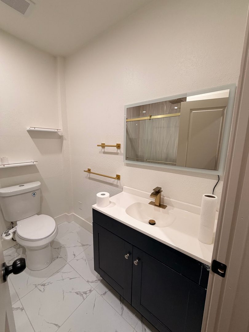 Building Photo - 1204 E Hamilton Ave