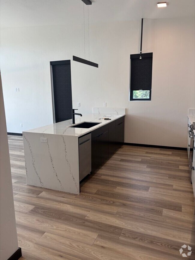 Building Photo - Modern Midtown Living | 2 Bed, 2 Bath Near...
