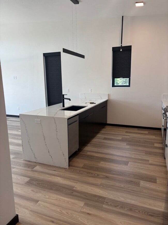Building Photo - Modern Midtown Living | 2 Bed, 2 Bath Near...