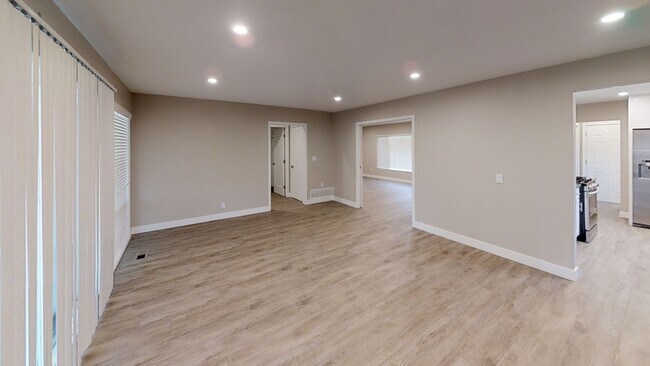 Building Photo - 6BD/2.5BA, Amazing Yard! (Lease out, pending signatures. Check back in a few days!)