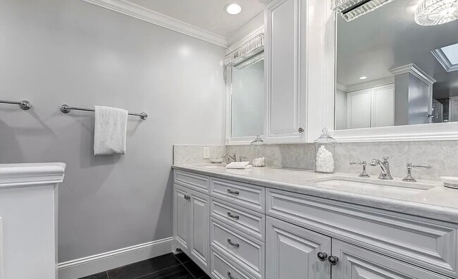 Building Photo - 300 N Swall Dr