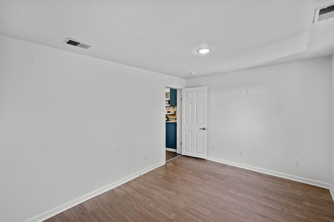 Building Photo - AVAILABLE SEPT 20TH, DON'T MISS THIS UPDAT...