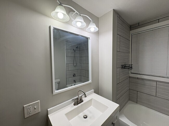 Building Photo - 171 Pleasant St