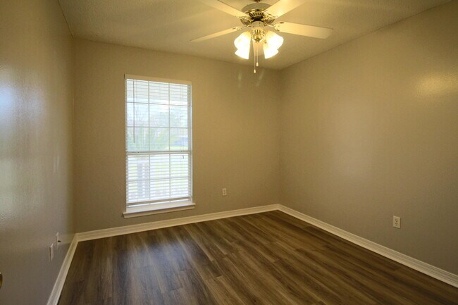 Building Photo - 414 Whirlaway Ct