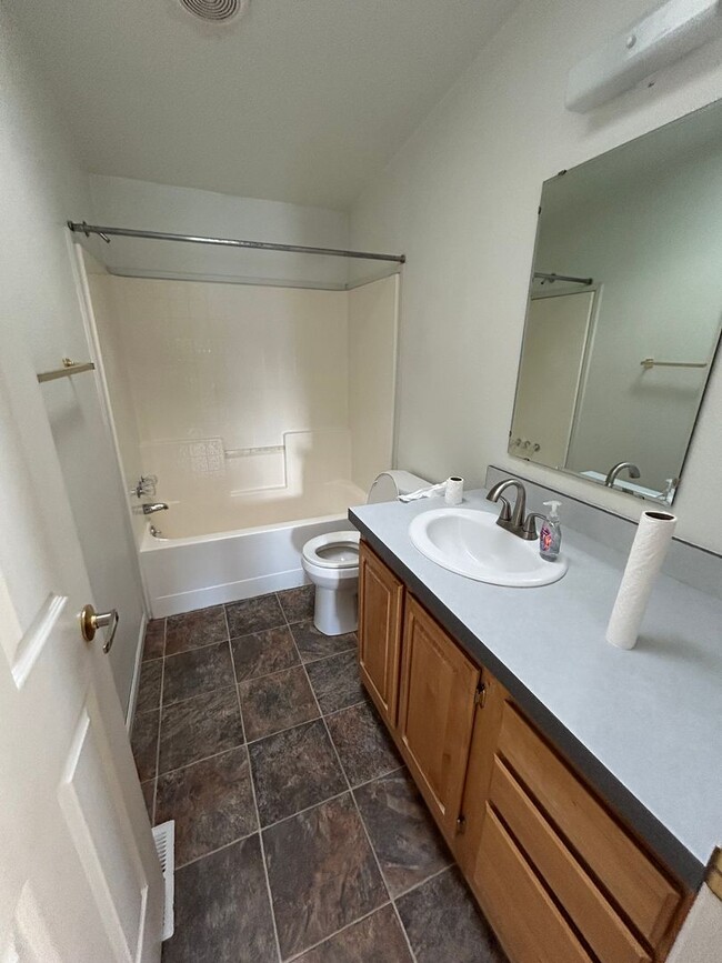 Building Photo - For Lease: 3BR/2BA Home with Spacious Yard...