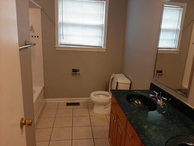 Building Photo - 105 Travis St