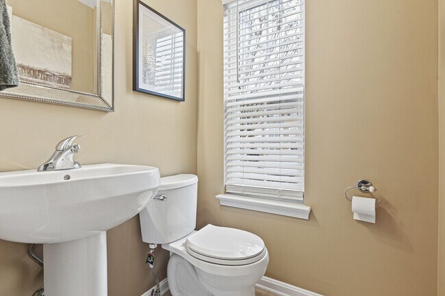 Building Photo - Bright & Spacious 3-Bedroom, 2 Full & 2 Half Bath in New Market