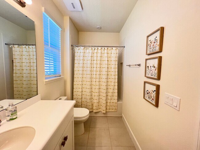 Building Photo - Gorgeous Furnished Home in Winter Garden!