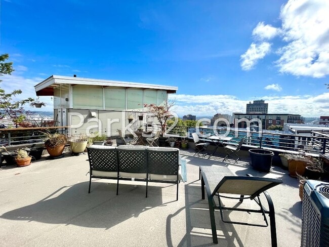 Building Photo - Downtown Tacoma Townhome!