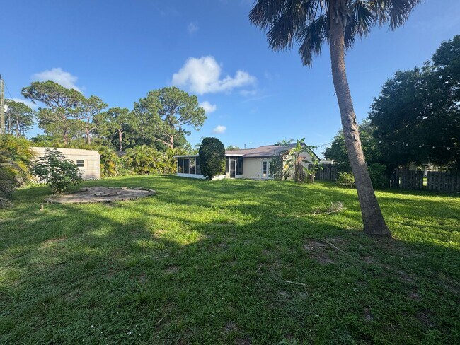 Building Photo - 3 Bedroom 1 Bath Home with Fully Fenced Backyard for Rent in SE Palm Bay