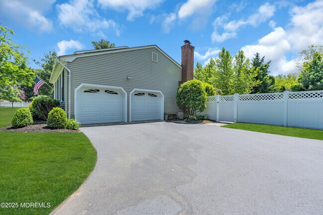 Building Photo - 17 Acorn Dr