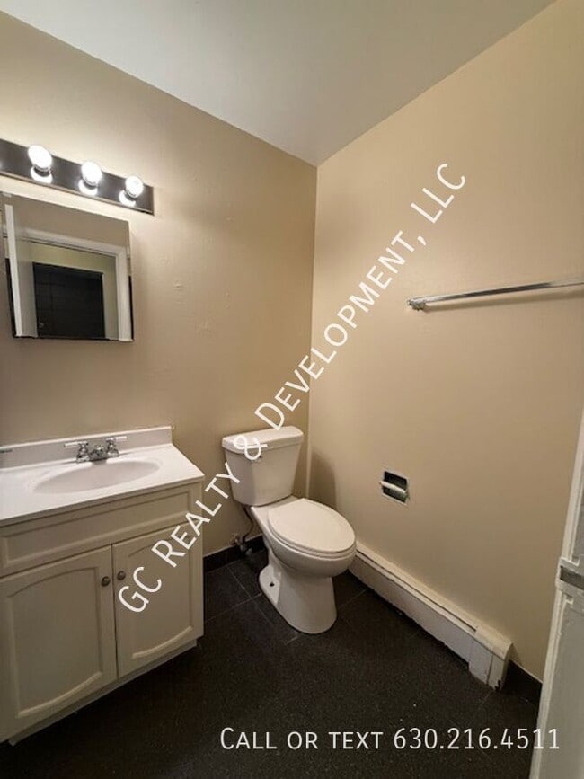 Building Photo - 253 Uteg St