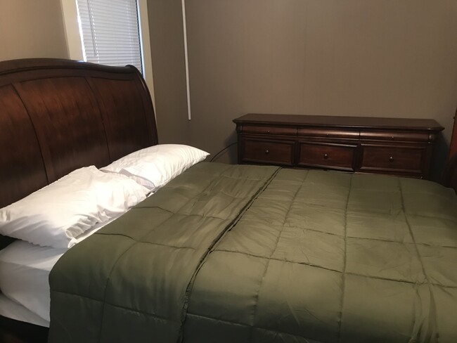 Master bedroom - 1495 Henderson Hwy