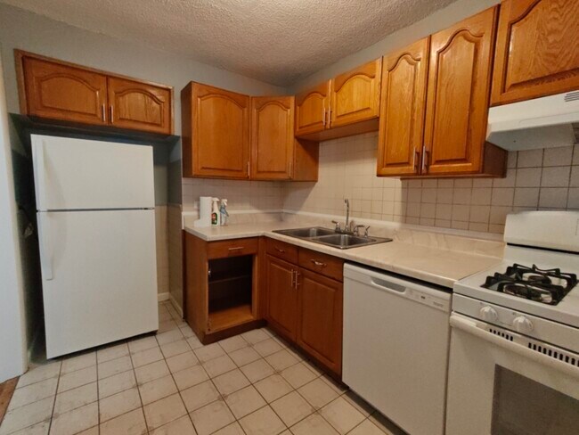 Building Photo - 2437 W Balmoral Ave