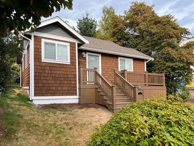 Primary Photo - Charming and updated 2 bedroom, 1 bath bun...