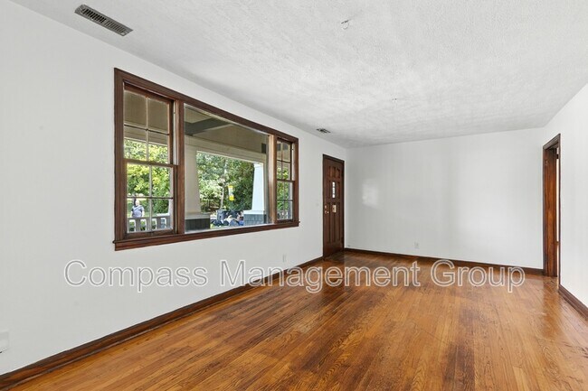 Building Photo - 5501 Lake Shore Dr