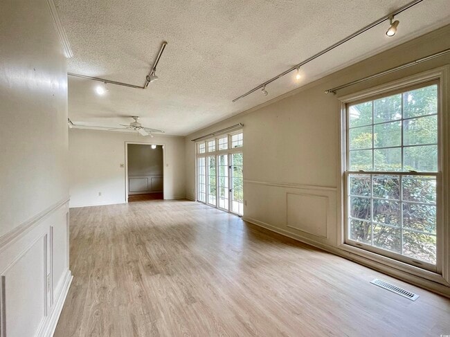 Building Photo - 219 Green Lake Dr