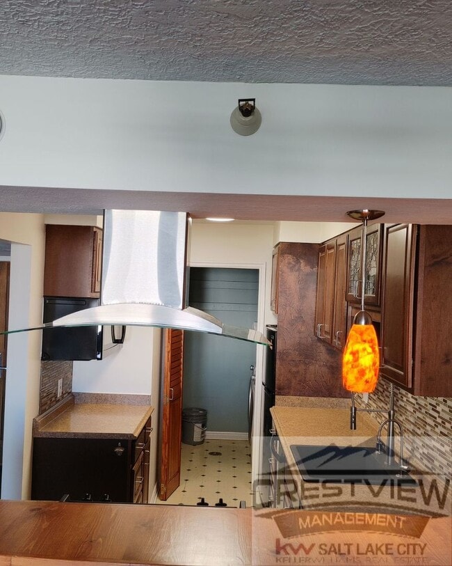 Building Photo - Broadway Condo