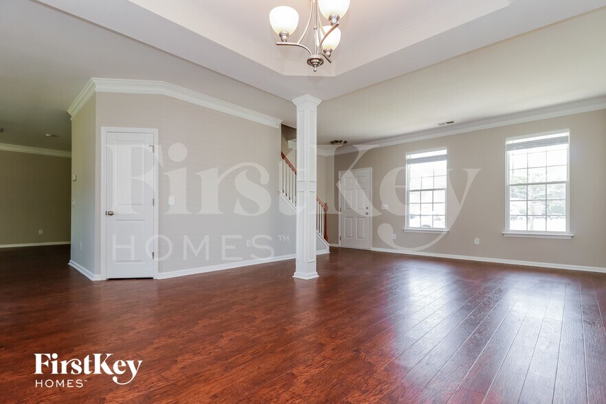 Building Photo - 619 English Oak Cir