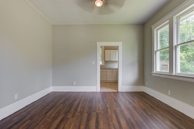 Building Photo - Charming & Renovated Two Bedroom Home