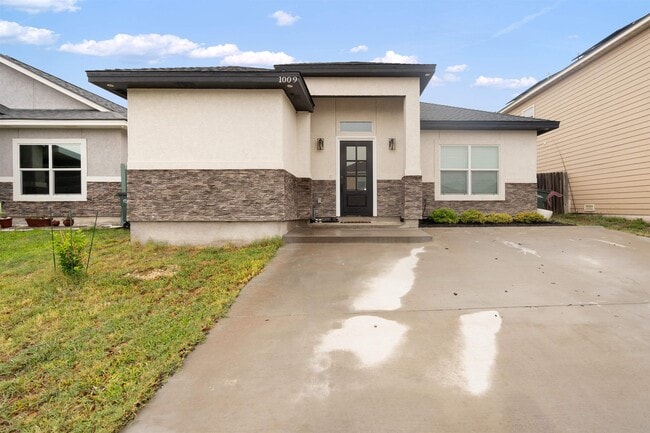Building Photo - 1009 Tesoro Hills