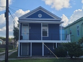 Building Photo - 2 Blocks From Seawall - 2 bed 1.5 bath