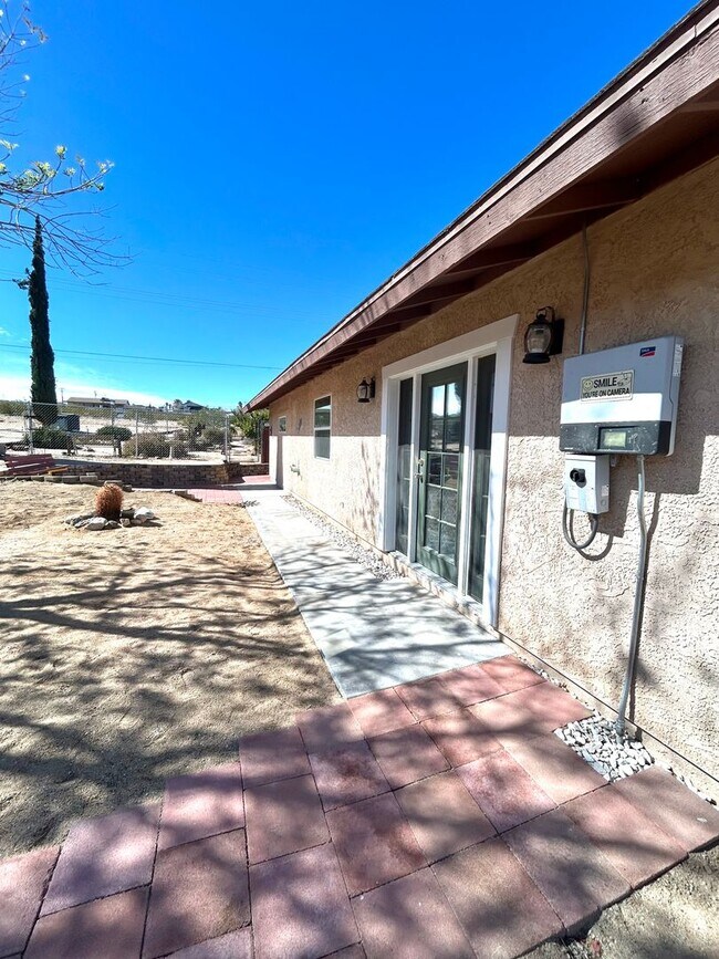 Building Photo - 6211 Sunrise Rd