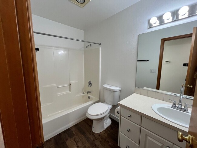 Building Photo - Amazing 3 Bd 2 Bath home in Historic Gladstone! Attached garage and Private yard! Easy access to ...