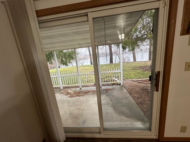 Building Photo - 1072 Lakeshore Dr