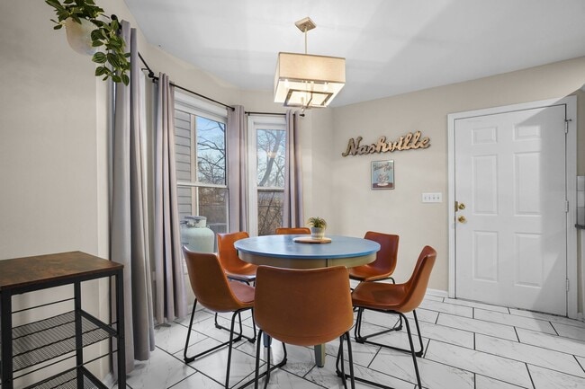 Building Photo - 914 Warren St