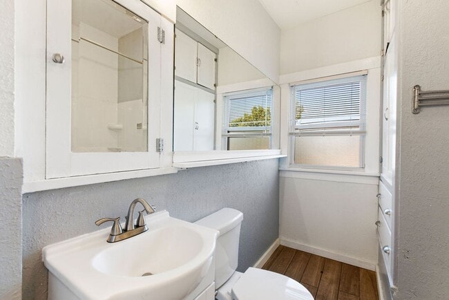 Building Photo - 2 Bedroom 1 Bath Duplex