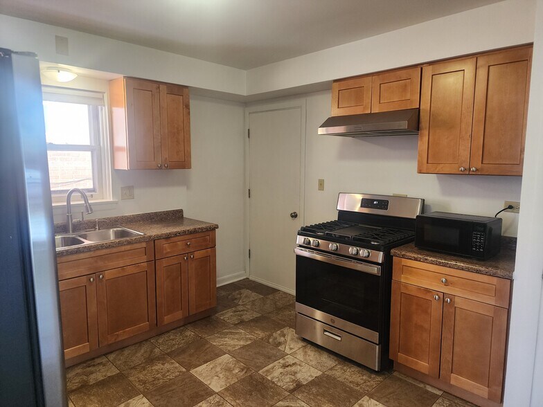 Building Photo - 2800 Manor Ln