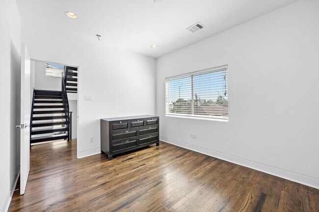 Building Photo - 4706 Crawford St