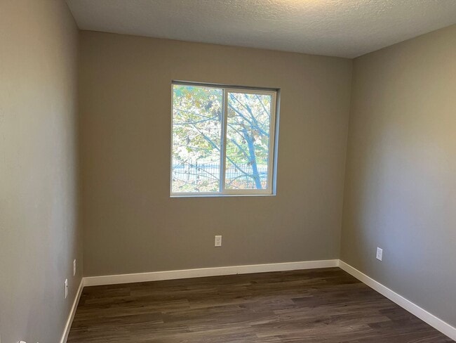 Building Photo - Newer 3 bedroom 2.5 bathroom duplex in Thu...